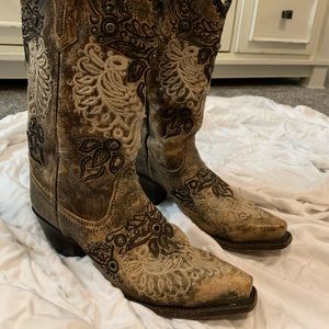 Women’s cowgirl boots.